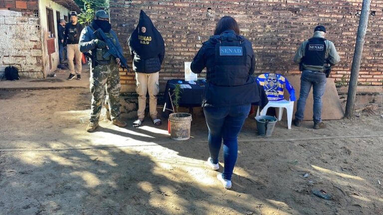 Allanamiento en gomería de Luque revela descubrimiento de droga.
