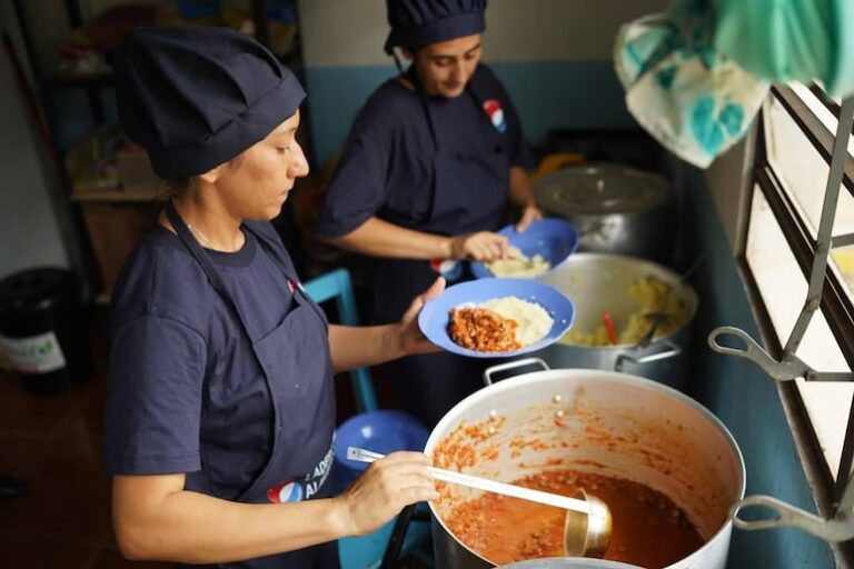 Alumno denuncia comida de «Hambre Cero» y pupitres inutilizables.