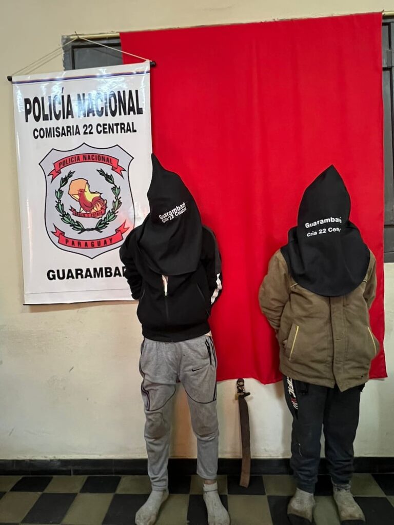 Capturan a dos jóvenes por asalto violento a panadero.