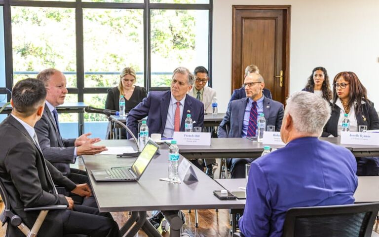 Congresistas de EE.UU. se reúnen con ministro de Economía.