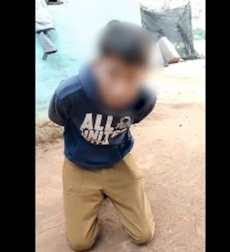 Denuncian maltrato a menor acusado de robar gallinas.