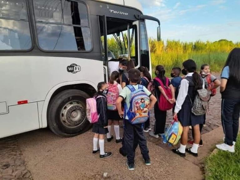 Diputada critica planificación entre buses escolares y «Hambre Cero»