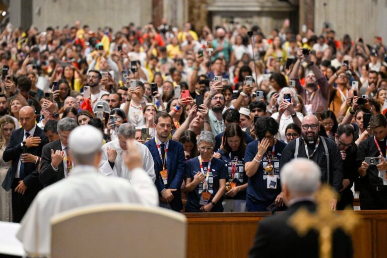 El Papa Leo XIV llama a los «influyentes» católicos a «romper la lógica de la polarización» para superar «las ‘noticias falsas’ y la frivolidad»
