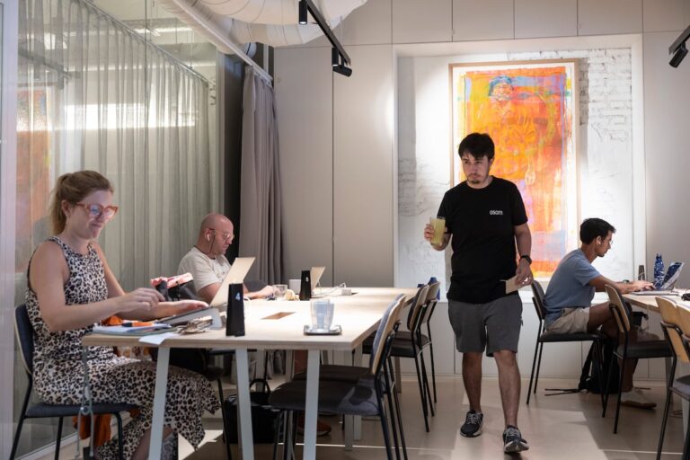 «Estoy quemado por las neuronas. Necesito estar en un lugar genial para poder actuar en el trabajo». Los cafés se convierten en oficinas autónomas sin aire en casa