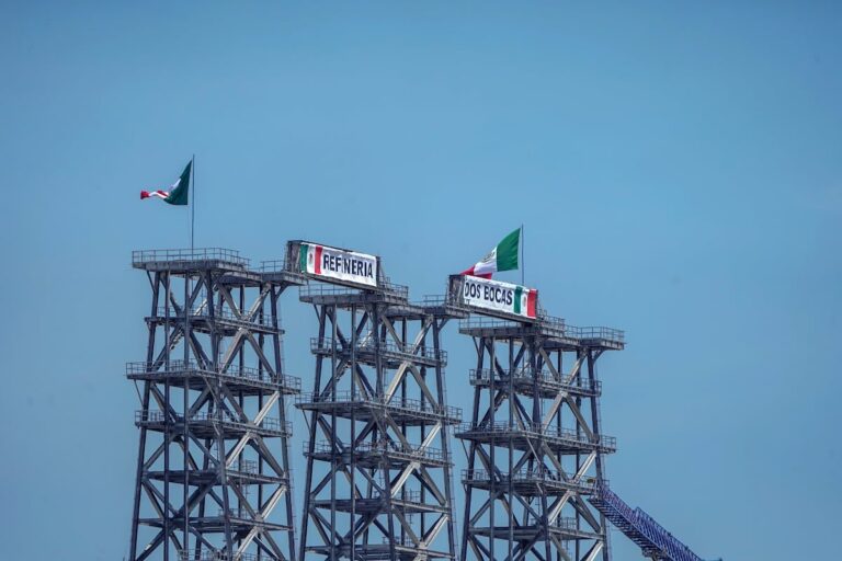 Excesiones de costos y pocos litros de gasolina: la refinería de dos bocas, entre las más caras del mundo