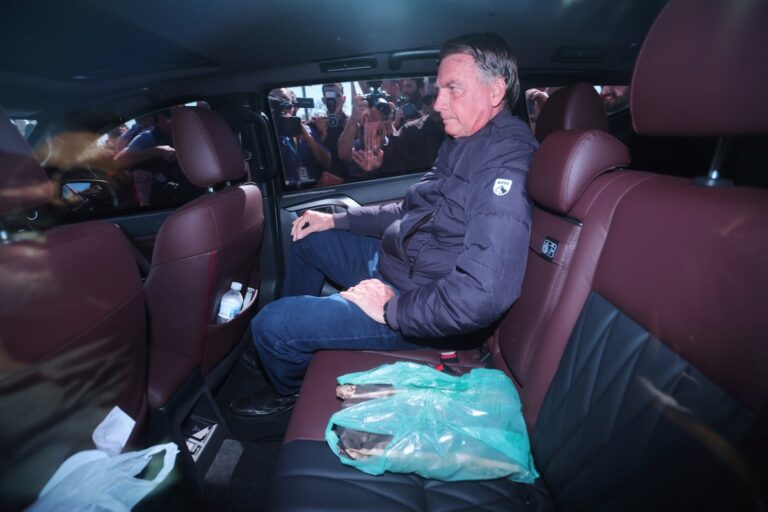 La justicia de Brasil coloca una tobillera electrónica a Bolsonaro frente al riesgo de escapar