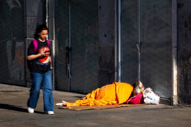 La policía investiga la presunta agresión en Málaga a una persona sin hogar que le asegura fuego después de rociarlo con líquido inflamable