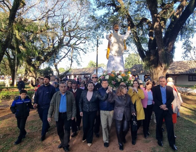 Monseñor López exhorta a ser signos de esperanza familiar.