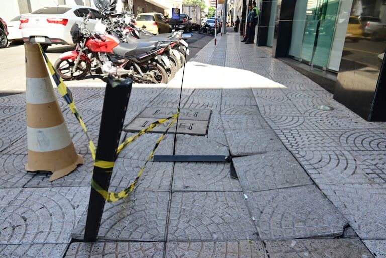 Municipalidad solicita a edificio reparación de vereda dañada.