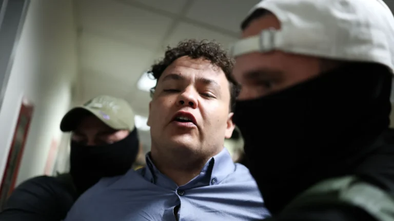 Paraguayo es detenido violentamente por agentes de ICE tras audiencia en Nueva York