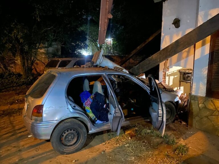 Policía ebrio choca su auto contra casa en Luque.