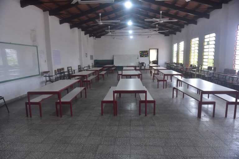 Regreso a clases con frío y precariedades habituales.