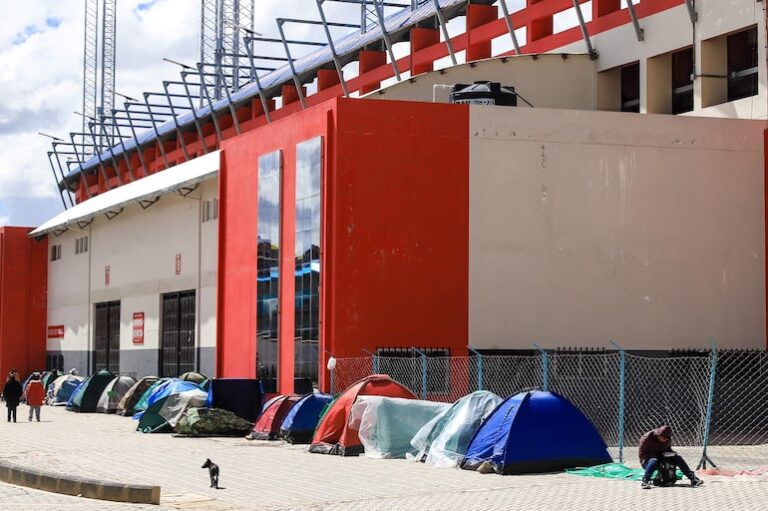 Bolivianos acampan frente al estadio un mes antes del partido contra Brasil para conseguir entradas – Fútbol Internacional