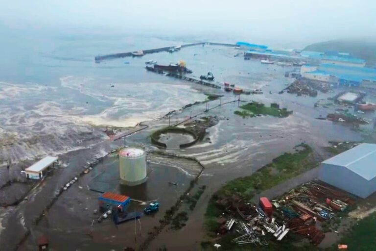 Un terremoto fuerte activa alertas de tsunami en el Pacífico y fuerza los desalojos de masa en los Estados Unidos y Japón