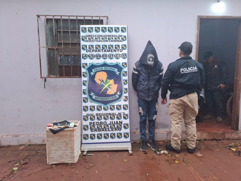 Detienen a un hombre e incautan supuesta cocaína durante allanamiento en Pedro Juan Caballero