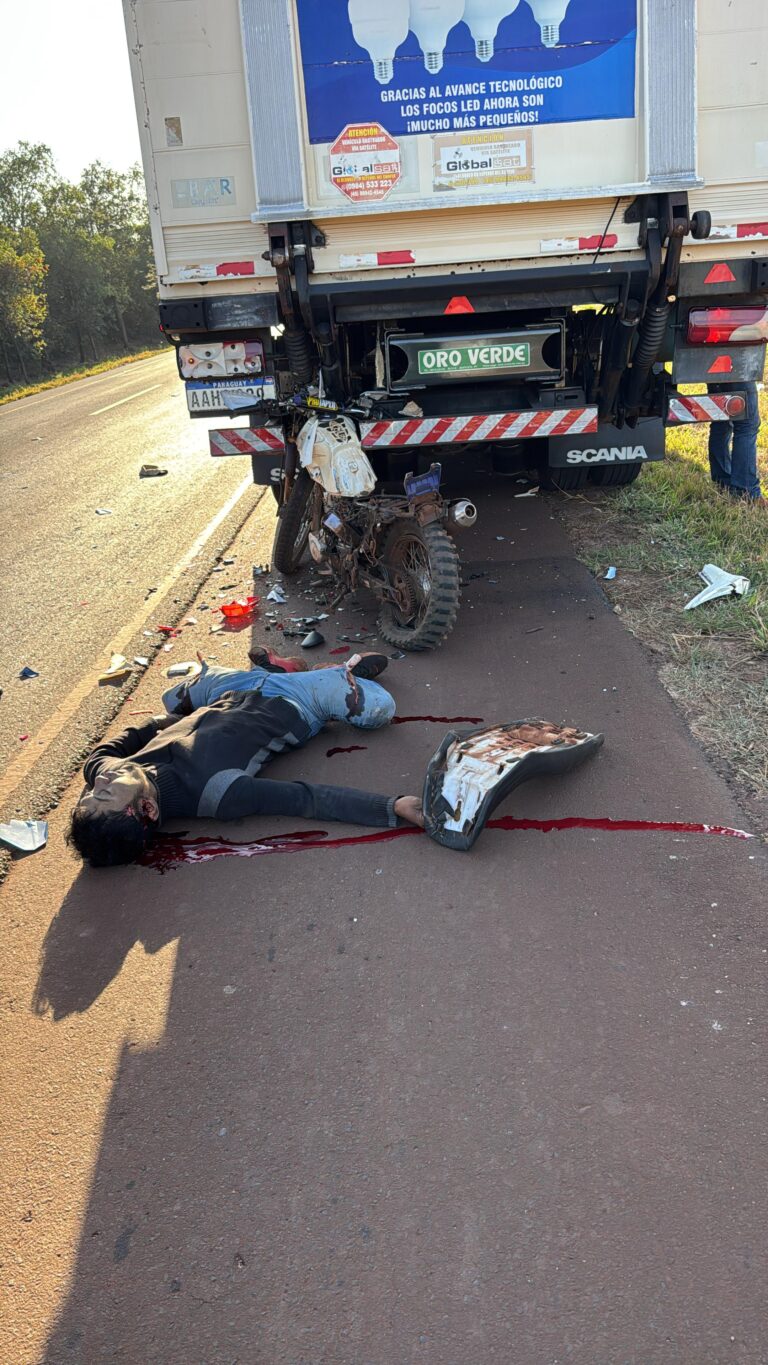Motociclista muere tras chocar contra camión estacionado en la Ruta PY05
