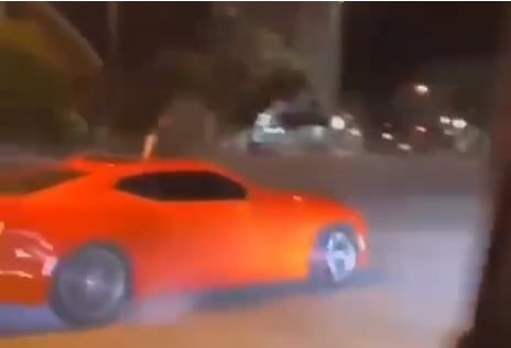 Graban a un conductor haciendo “trompo” mientras dispara al aire en pleno centro de Pedro Juan