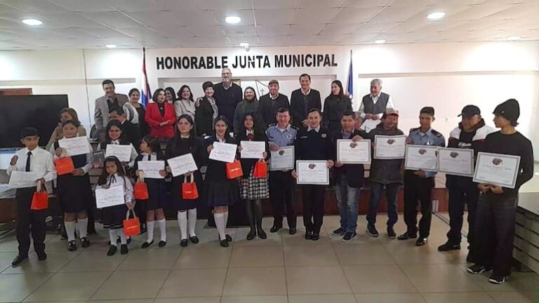 Concurso de poesía premia a los mejores amigos y sus obras.