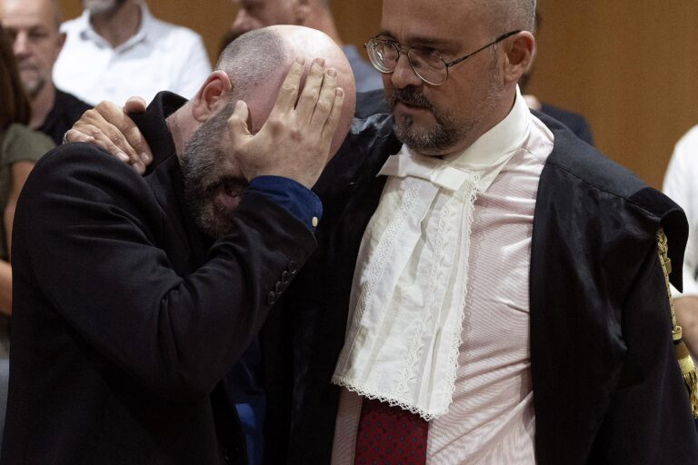 Roberto Saviano obtiene justicia, 17 años después, y llora amargamente en la corte