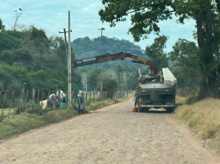 ANDE ejecuta obras eléctricas en Itapúa para Rally 2025.