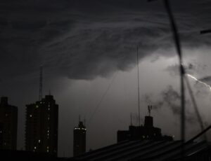 Afrontan lluvias y tormentas eléctricas en Asunción durante esta semana