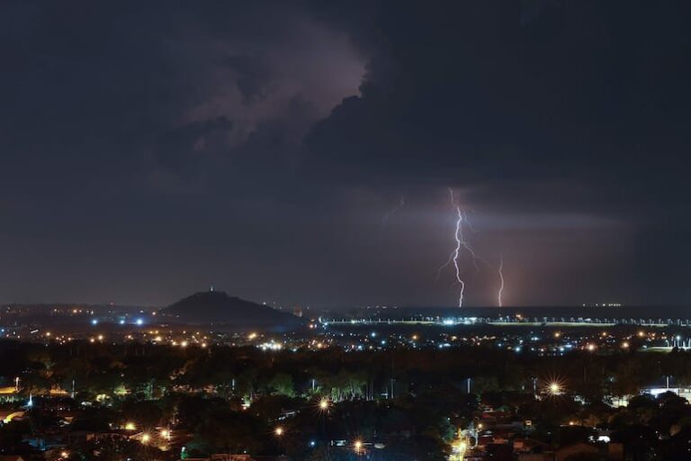 Alertan sobre tormentas en cinco departamentos de Paraguay.