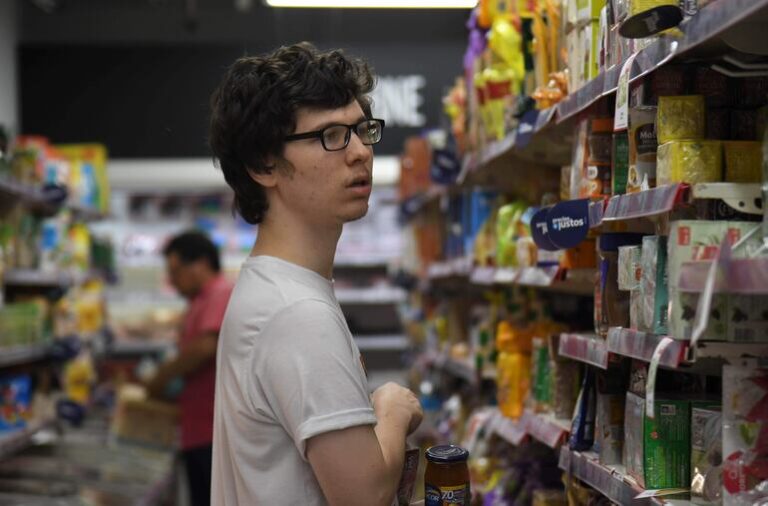 Almaceneros advierten: Ciudadanía compra menos y peor calidad.