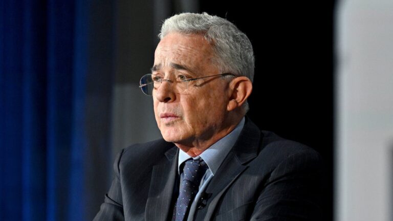 Álvaro Uribe, ex presidente de Colombia, sentenciado a 12 años en la prisión de la casa