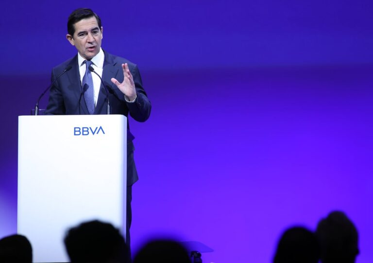 BBVA revisa los riesgos de la OPA después de la venta de TSB y no descarta renuncia a Sabadell