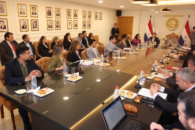 Bachi: Funcionarios del Congreso ganan igual que legisladores.