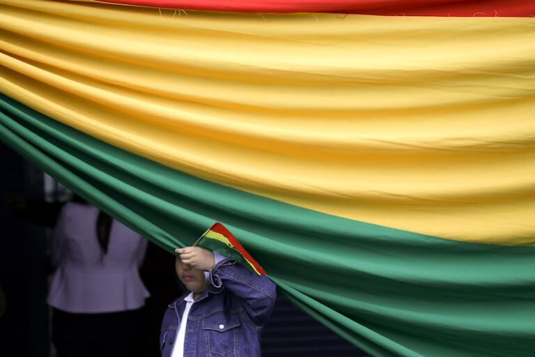 Bolivianos en Paraguay participan en elecciones tranquilas y concurridas.
