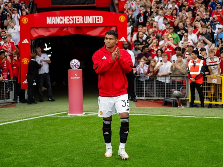 Diego León: debut en Old Trafford y jugador de banca