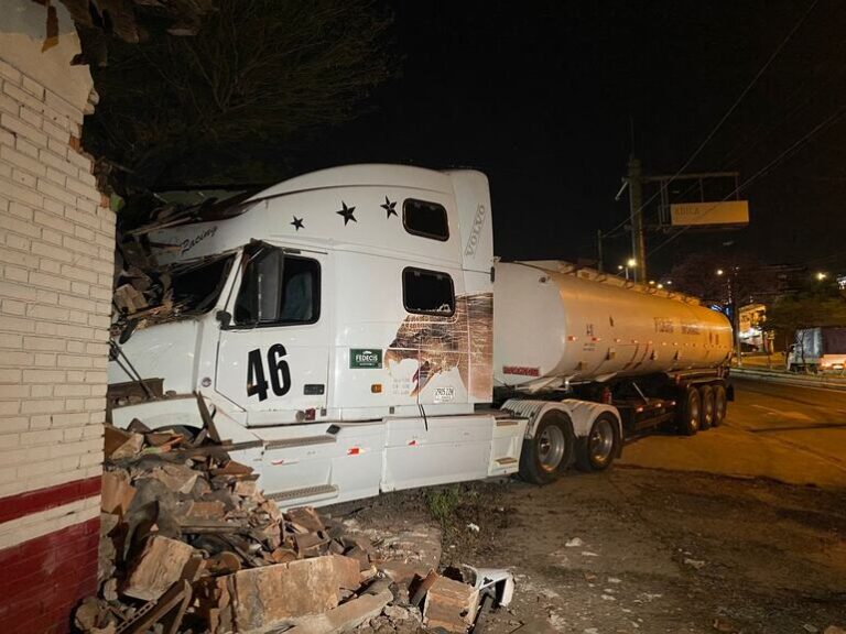 Camión cisterna boliviano impacta vivienda cargado de combustible.