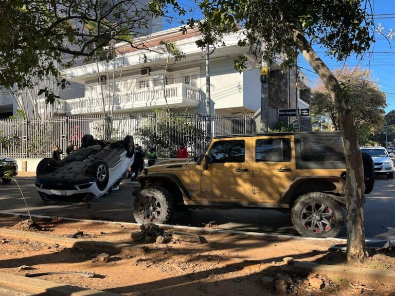 Camioneta vuelca tras choque en avenida Boggiani, Asunción.