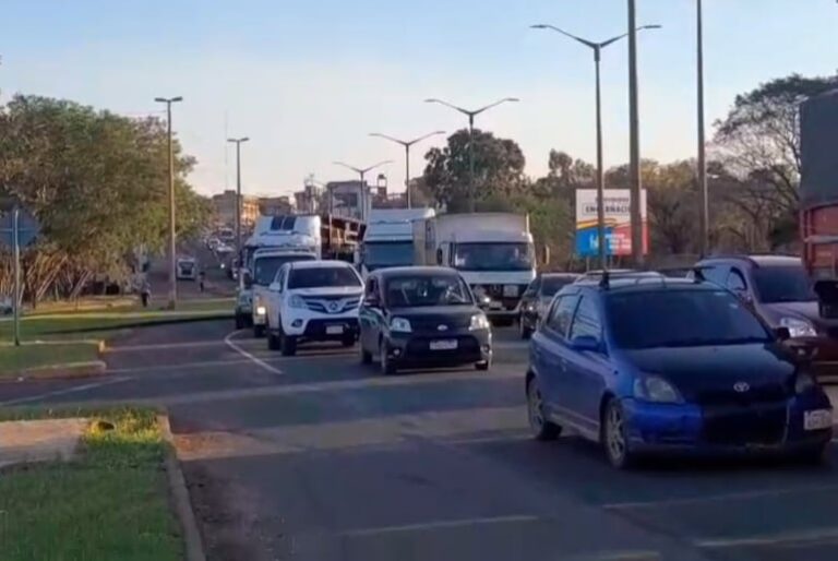 Caos vehicular en accesos a Encarnación por Rally Mundial.