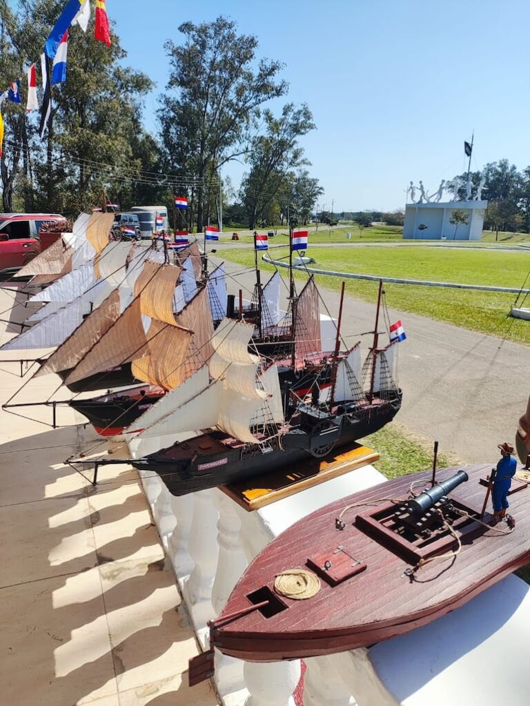 Caraguatay dona maquetas al Museo de la Armada.