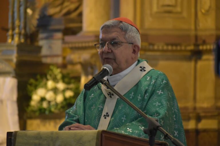 Cardenal anima a jóvenes a ayudar a los pobres y ser empáticos.