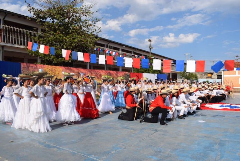 Celebración del Folclore: Música, danza y comida en Carapeguá.