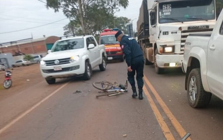 Conductor prófugo tras atropellar motociclista y ciclista.