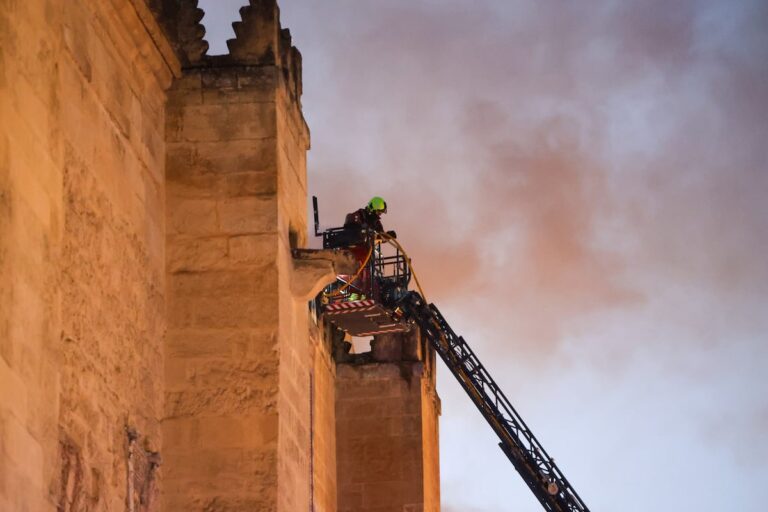 Crítica de Canal Sur por no interrumpir la retransmisión de una marea para informar el fuego de la mezquita de Córdoba