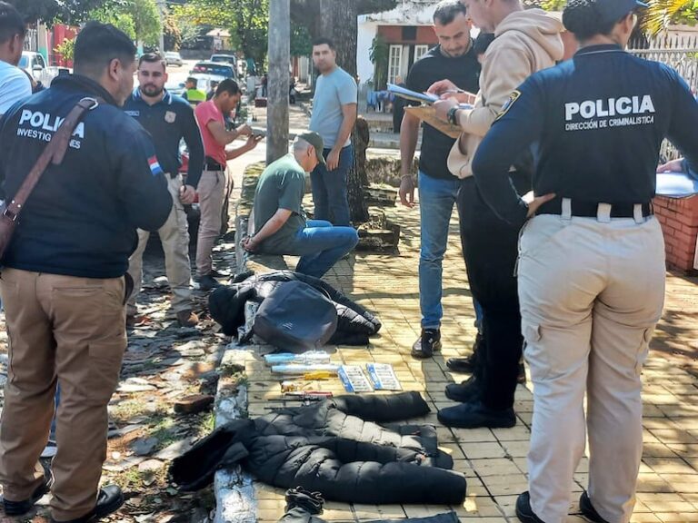 Detenido por sospecha de bloquear portones corredizos y basculantes.