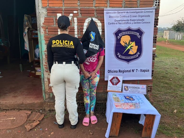 Detienen a mujer con drogas; investigan por microtráfico.