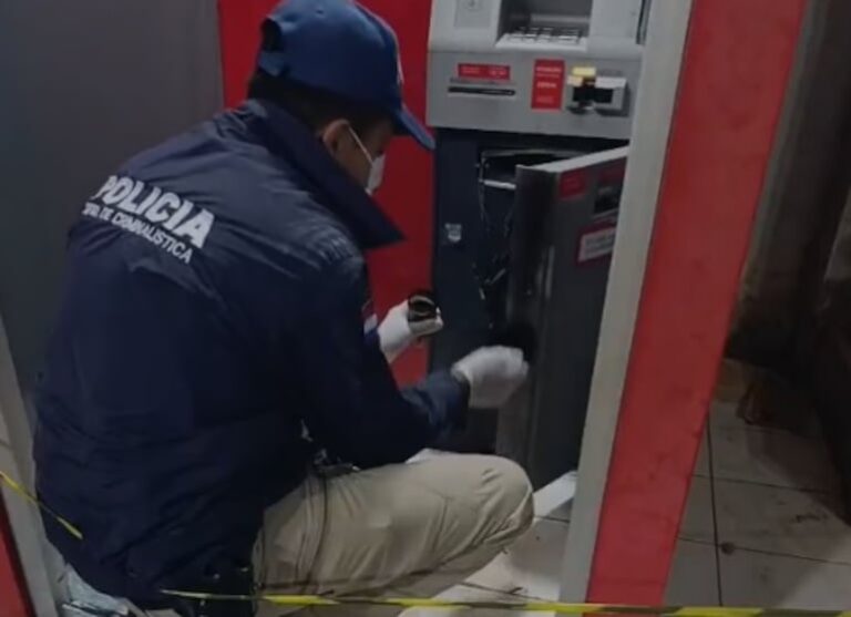 Dos personas intentan robar un cajero automático.