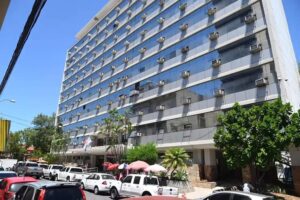 Controversia en IPS por excedente de fondos en Ueno Bank según Superintendencia