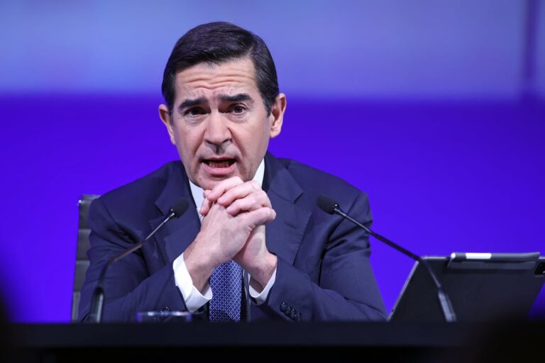 El BBVA se enfrenta a una encrucijada para mejorar la OPA sin restar el valor de los accionistas