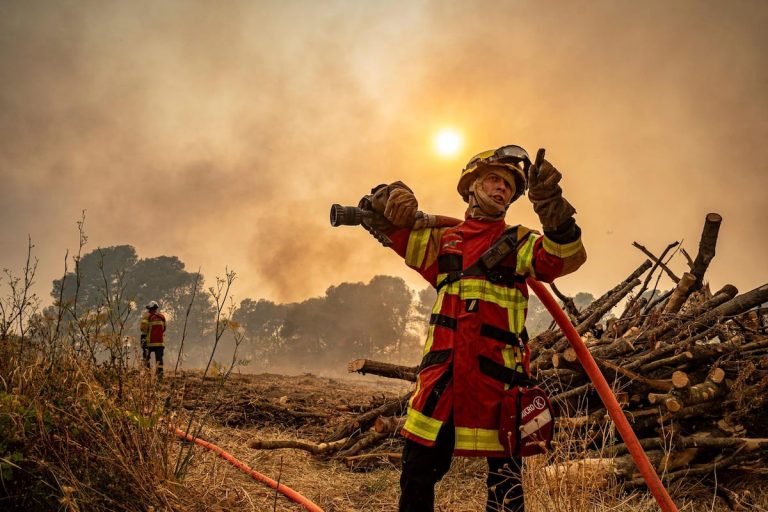 El gran incendio del sur de Francia continúa avanzando, pero