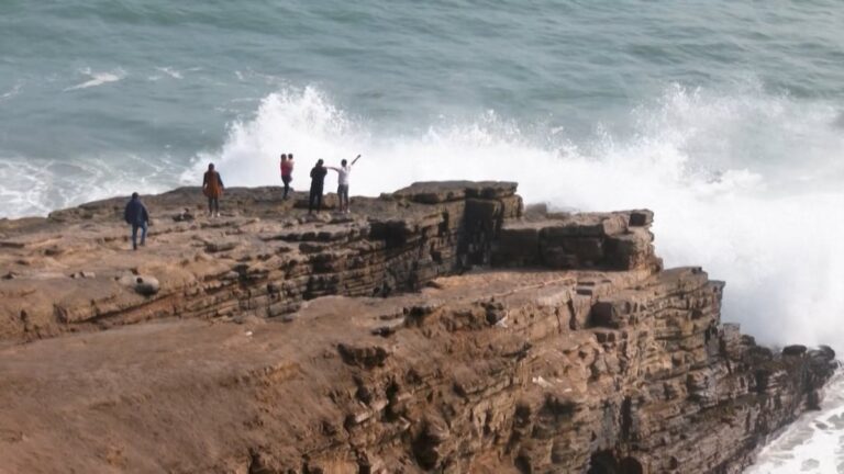 El intenso oleaje obliga al cierre de cien puertos en Perú
