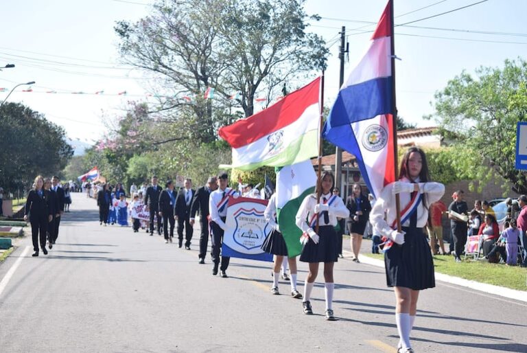 Escobar festeja 124 años con desfile y promesas.