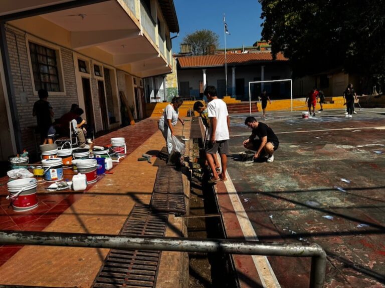 Escuela histórica en crisis recibe ayuda de voluntarios.