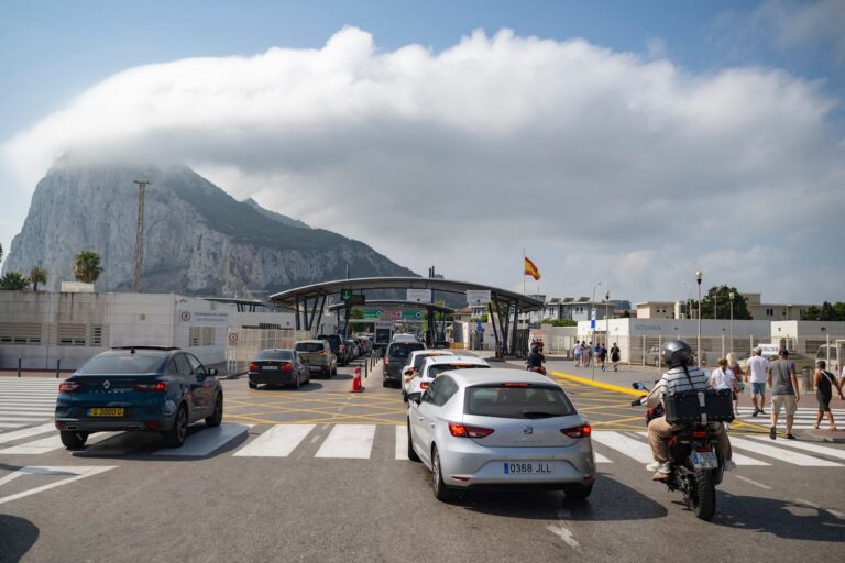 España y el Reino Unido planean colapsar la puerta con Gibraltar el próximo enero